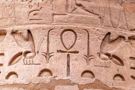 159291704-hiéroglyphes-dans-les-ruines-du-complexe-du-temple-de-karnak-à-louxor.jpg